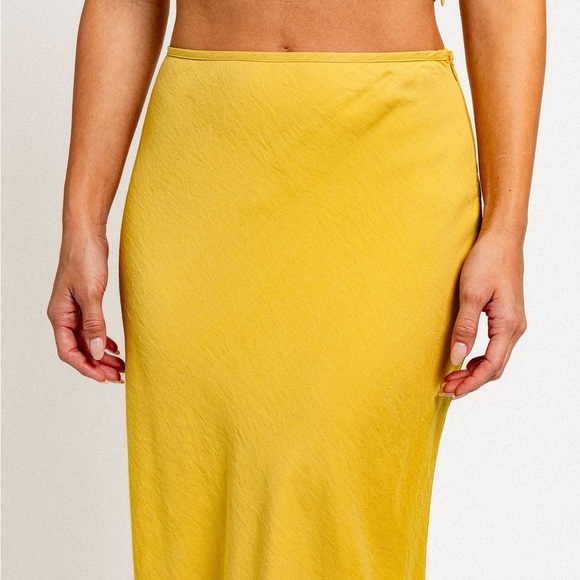 Le Lis V-Neck back Tie Crop Top & Bias Maxi Skirt Set - Picture 7 of 11